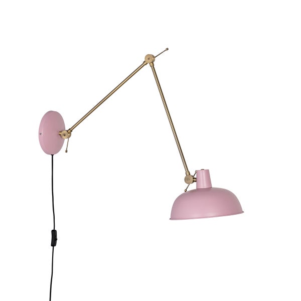 Verstellbare Wandleuchte mit rosa Schirm und goldfarbenem Gelenkarm aus Metall.