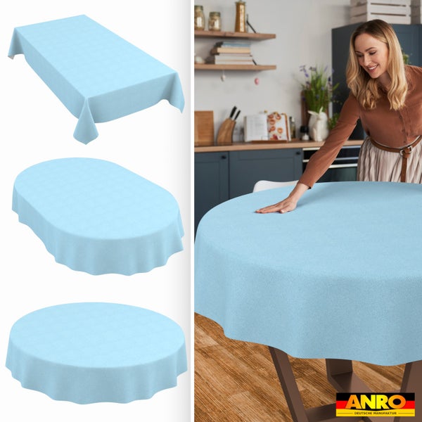Abwaschbare hellblaue Tischdecke in rechteckiger, ovaler und runder Form sowie in einer Küche auf einem Holztisch, ANRO Logo.
