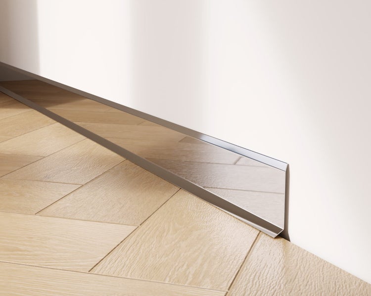 Sockelleiste aus Metall an einem Parkettboden