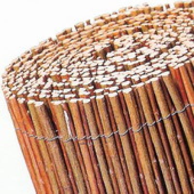 Bambusmatte aufgerollt zur Verwendung als Sichtschutz