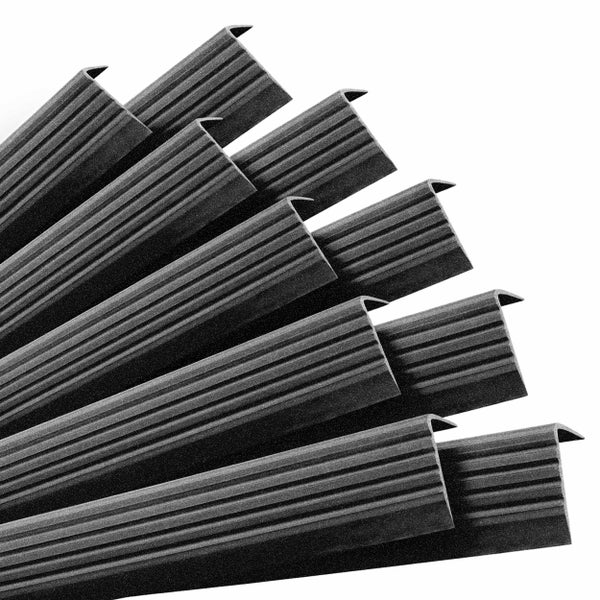 Mehrere Treppenkantenprofile mit geriffelter Oberfläche