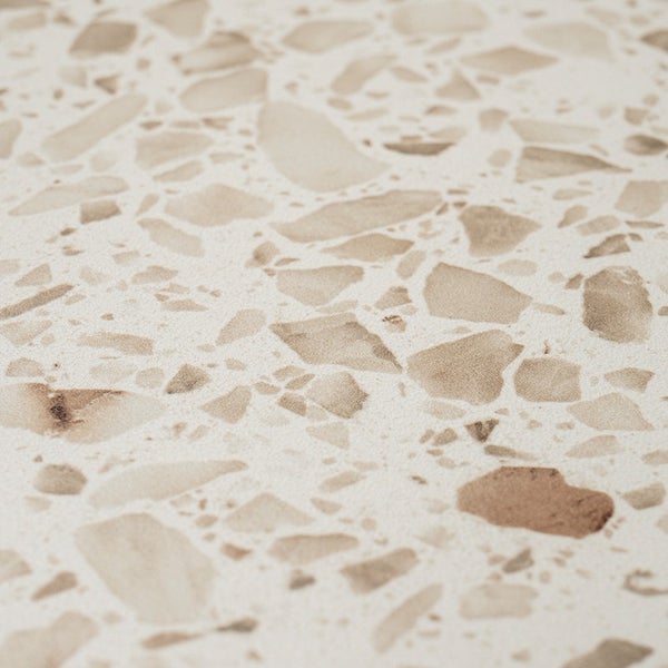 Terrazzofliese mit kleinteiliger Steinoptik und gesprenkelter Oberfläche für Boden und Wand.