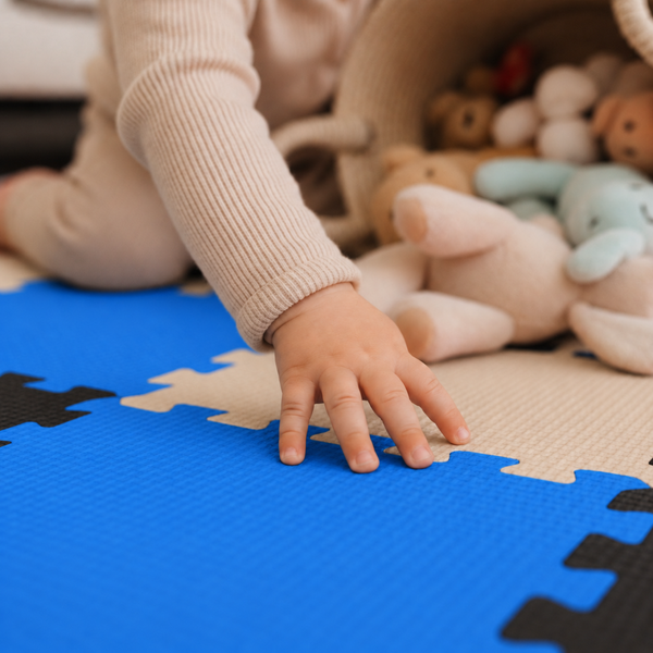 Kind spielt auf einer Puzzlematte aus Schaumstoff mit Spielzeug in einem Kinderzimmer