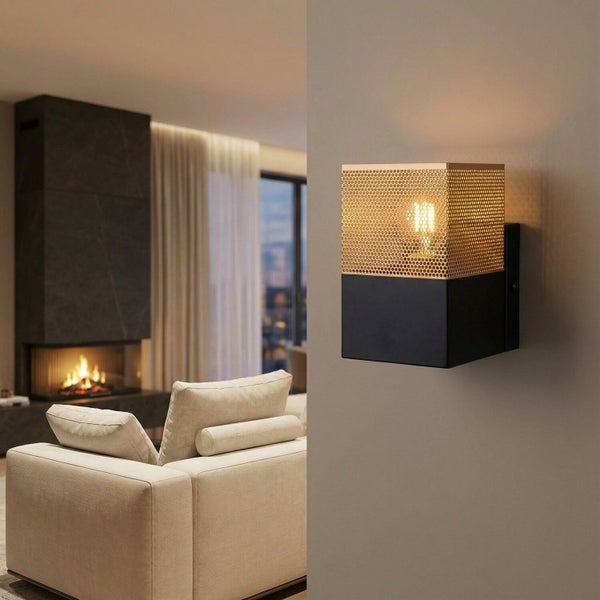 Moderne Wandleuchte mit goldfarbenem Lochgitter-Schirm in einem Wohnzimmer mit Kamin und Sofa.