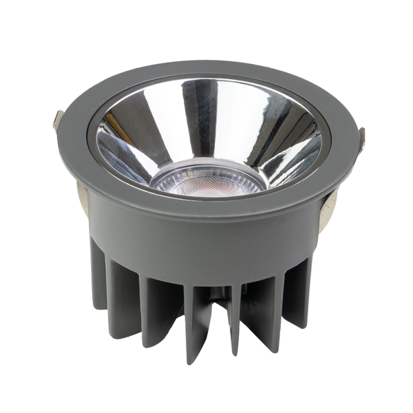 LED Einbaustrahler aus Metall in Grau mit Kühlrippen und silberfarbenem Reflektor für die Deckenmontage.