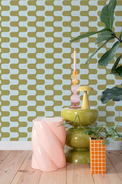 Dekorative Szene mit gemusterter Tapete, Beistelltischen und Zimmerpflanzen für ein stilvolles Interieur