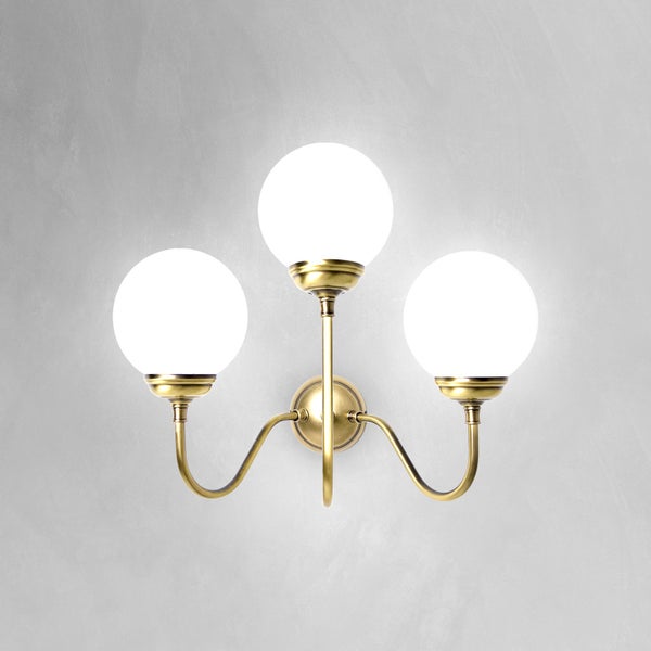 Wandleuchte mit drei Leuchten und runden Lampenschirmen