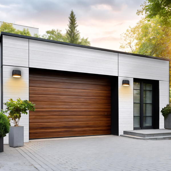 Moderne Garage mit Holztor, seitlicher Tür und Außenbeleuchtung.