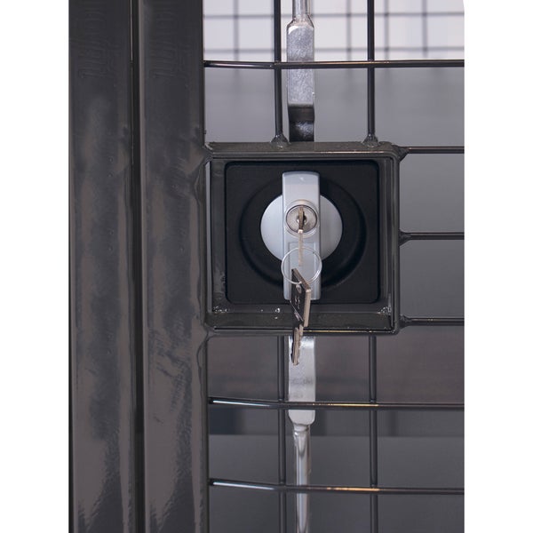 Detailaufnahme eines Schlosses mit eingestecktem Schlüssel an einer dunklen Gittermattenzauntür aus Metall.