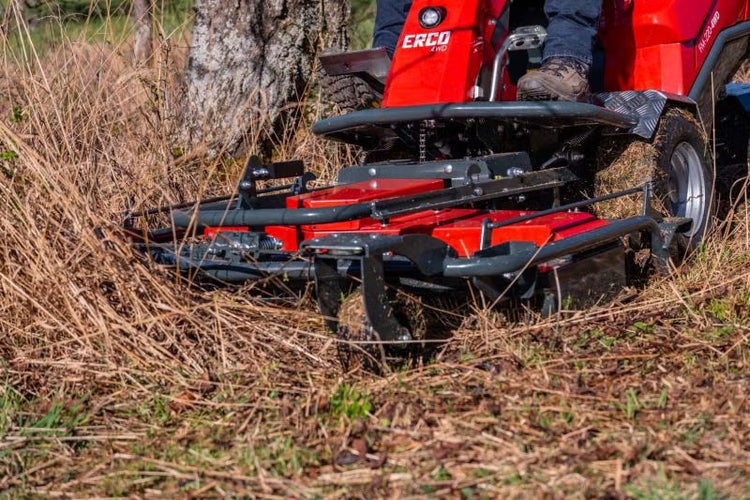 ERCO Hochgrasmäher im Einsatz beim Mähen von hohem, trockenem Gras.