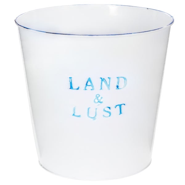 Weißer Pflanztopf aus Metall mit blauem Rand und dem Schriftzug Land und Lust.