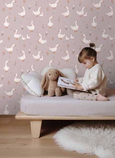 Kinderzimmer mit Tapete mit Gänsemotiv, Kind liest Buch