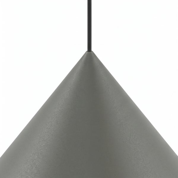 Kegelförmiger Lampenschirm einer Pendelleuchte mit strukturierter Oberfläche und Zuleitung.
