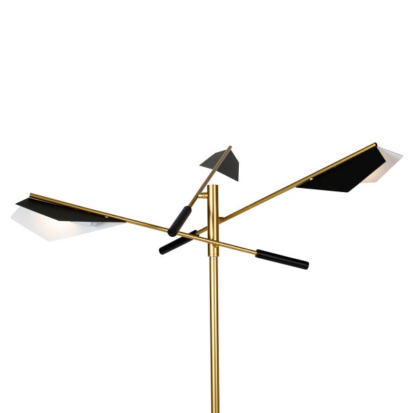 Stehleuchte mit goldfarbenem Gestell und schwarzen Lampenschirmen