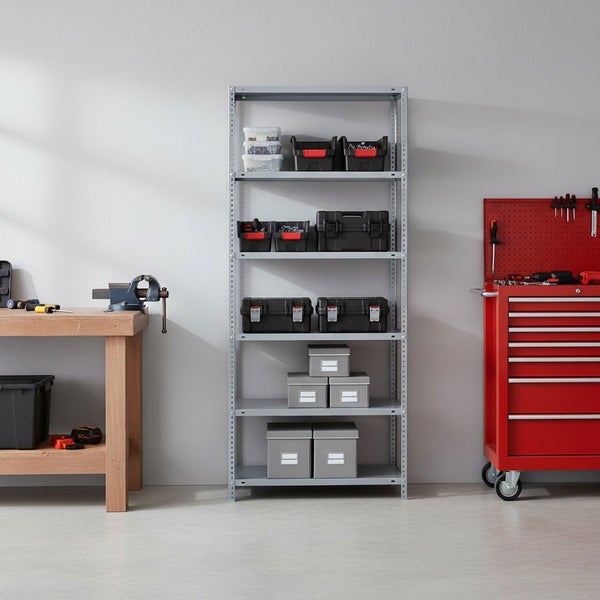 Organisierte Werkstatt mit Metallregal, Holzwerkbank inklusive Schraubstock und rotem Werkzeugwagen mit Schubladen.