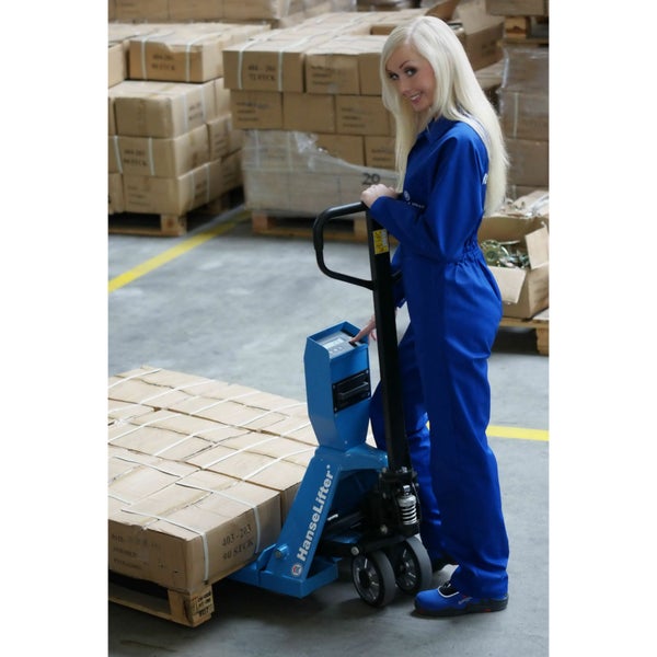 Eine Frau bedient einen blauen Handgabelhubwagen zum Transport von Kartons in einem Lager.