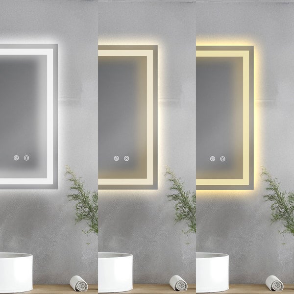 Drei rechteckige LED Spiegel mit unterschiedlichen Lichtstimmungen in einem Badezimmer