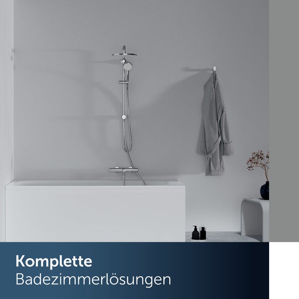 Badezimmer mit Dusche, Badewanne und Bademantel