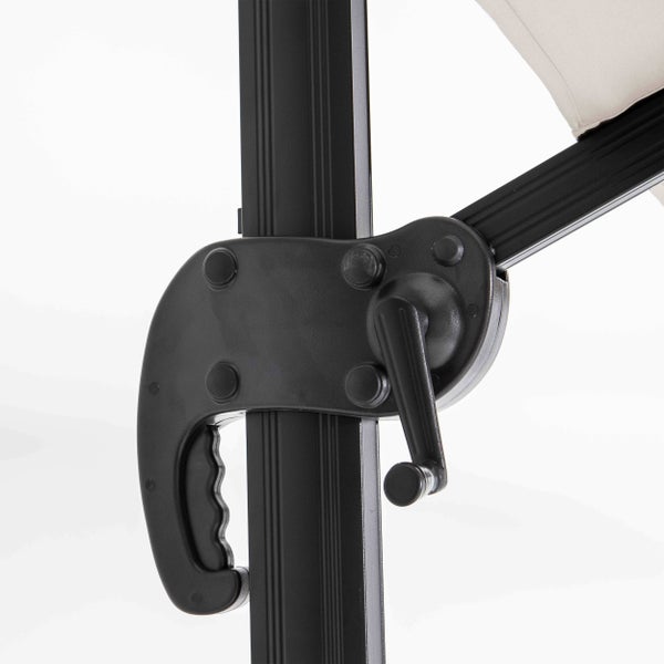 Kurbel und Schiebegriff eines Sonnenschirms zur Höhenverstellung und zum Öffnen.