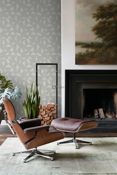 Wohnzimmer mit Sessel, Kamin und geometrischer Tapete