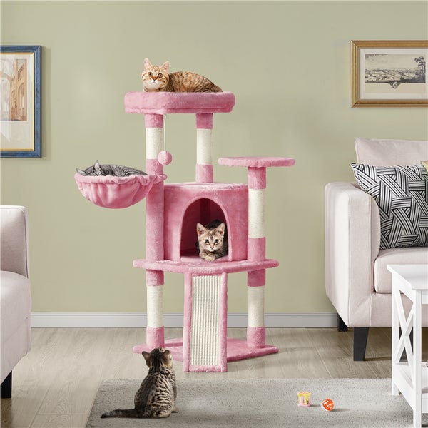 Katzenkratzbaum mit mehreren Katzen in einem Wohnzimmer