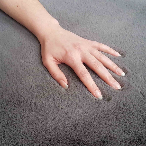 Grauer Teppich mit Hand, Teppichprobe
