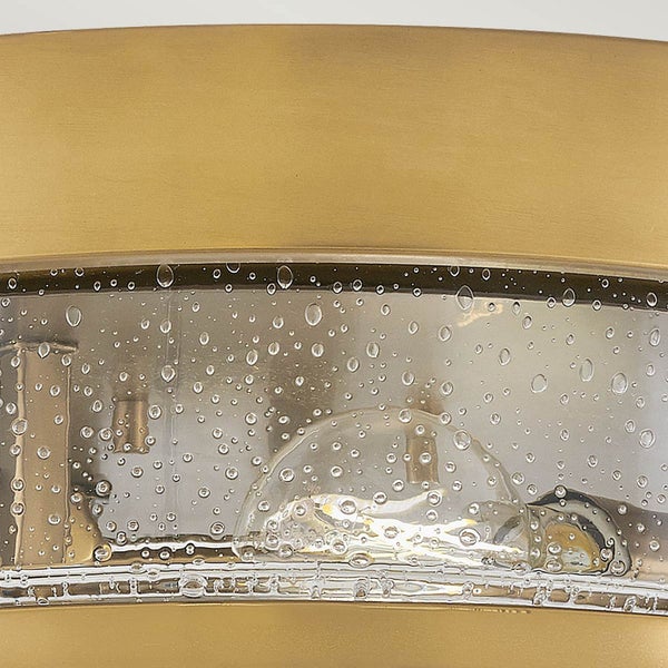 Detailaufnahme einer Deckenleuchte mit transparentem, strukturiertem Glasschirm