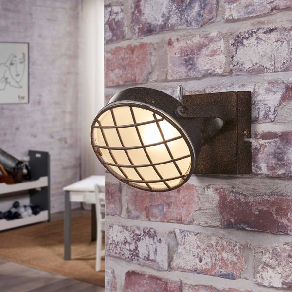 Wandleuchte im Industrial Design an einer Ziegelwand