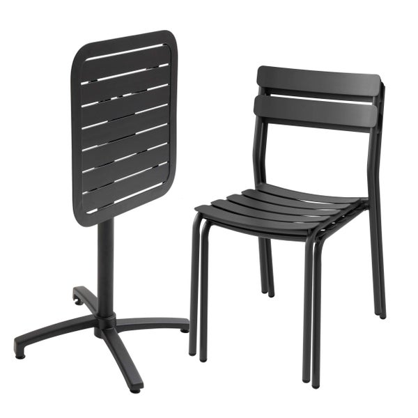 Anthrazitfarbenes Gartenset aus Metall mit klappbarem Bistrotisch und zwei stapelbaren Stühlen im Latten-Design.