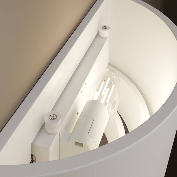 Nahaufnahme einer weißen Wandleuchte mit LED-Filament-Leuchtmittel und Befestigungsschrauben.