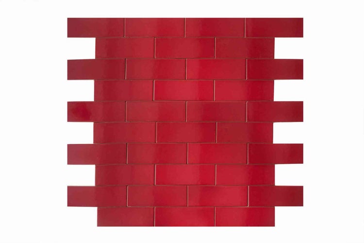 Rote Mosaikfliese in Backstein-Optik mit glänzender Oberfläche.