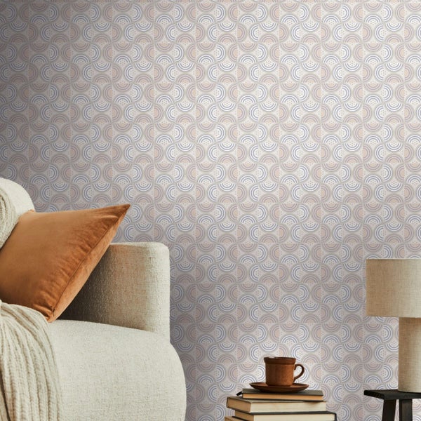 Innenraum mit blumiger Tapete, Nachttisch, Lampe und gerahmtem Bild