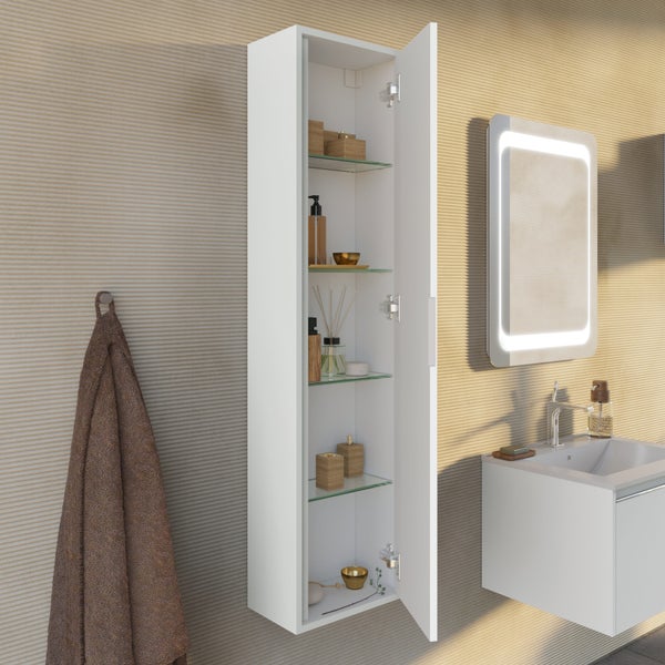 Badezimmer mit offenem, weißem Hängeschrank, beleuchtetem Spiegel und Handtuch