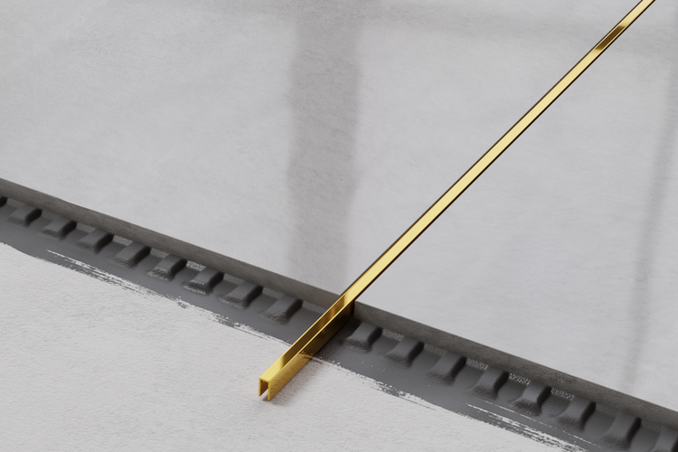 Goldfarbenes Fliesenschiene Profil im Querschnitt