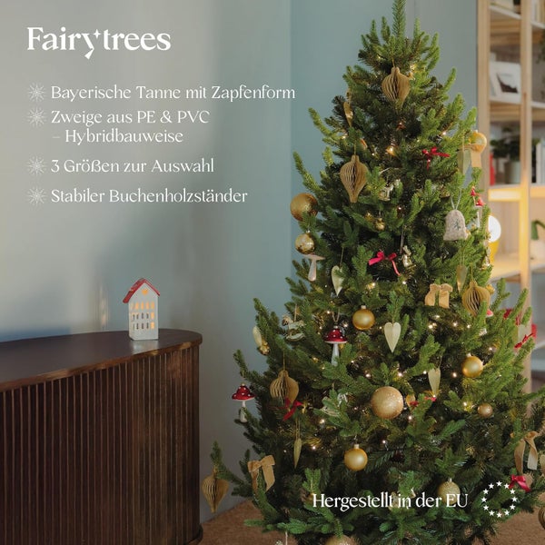 Geschmückter künstlicher Weihnachtsbaum FairyTrees in bayrischer Tannenform mit Zweigen aus Polyethylen und Polyvinylchlorid und Holzständer.