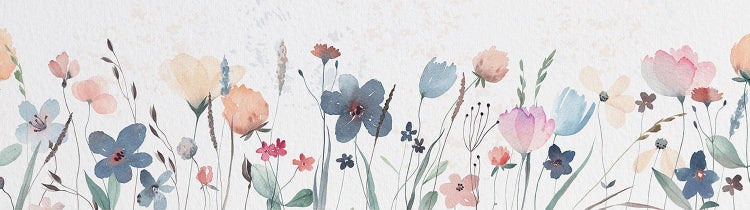Moderner Wohnraum mit einer floralen Tapetenbordüre an einer hellen Wand, Sofa, Holztischen und einem Hochflor-Teppich.