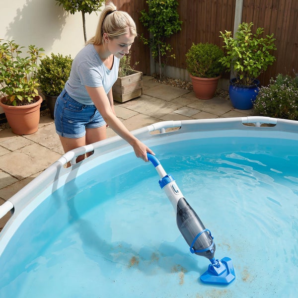 Frau reinigt einen Gartenpool mit einem handgeführten Akku-Poolsauger.