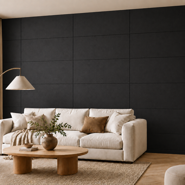 Wohnzimmer mit beigem Sofa vor einer großen dunklen Wand mit Paneelen, Holztisch, Stehlampe und Parkettboden im modernen Stil.