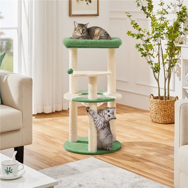 Katzenkratzbaum mit Liegeflächen und zwei Katzen
