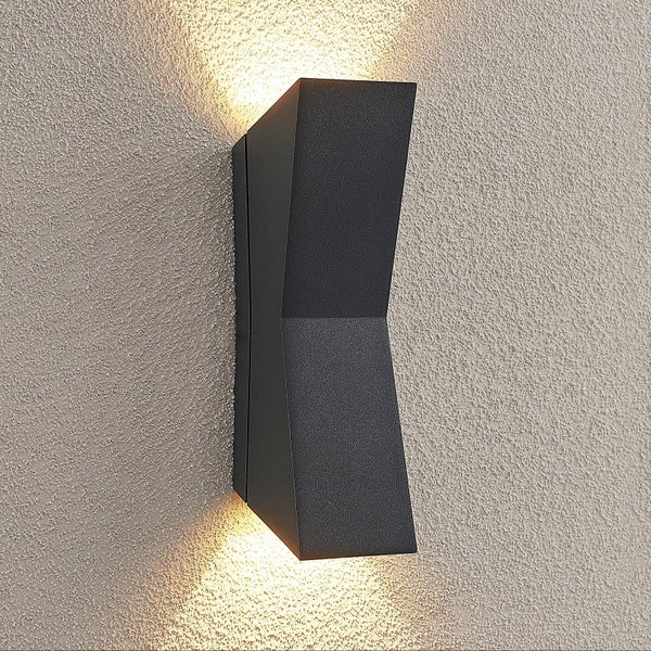 Moderne Außenwandleuchte an einer Hauswand