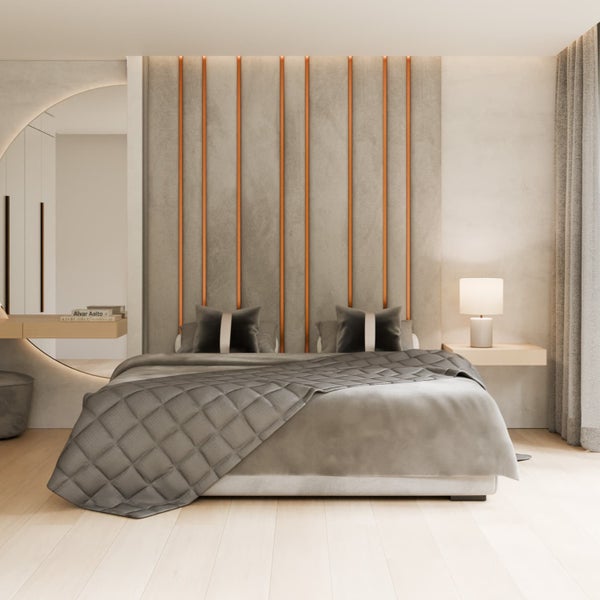 Helles Schlafzimmer mit Doppelbett, Nachttischlampe, Vorhängen und Spiegel