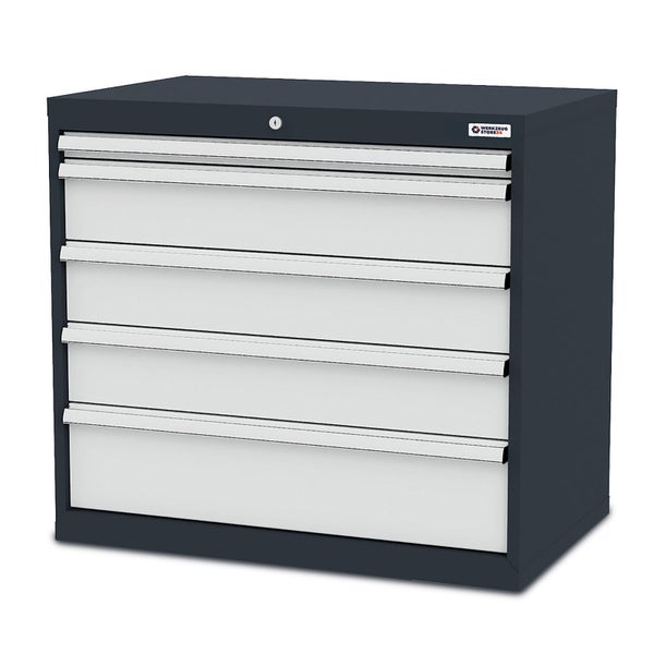 Wohnzimmer-Szene mit einer Frau, die auf einem Sofa sitzt und eine Zeitschrift liest, sowie Zimmerpflanzen auf einem Tisch