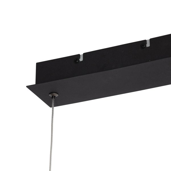 Detailaufnahme einer schwarzen Deckenleuchte mit Aufhängung