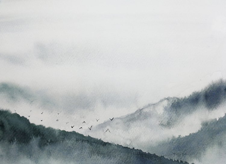 Wandbild im Aquarell-Stil mit einer nebligen Berglandschaft und fliegenden Vögeln.
