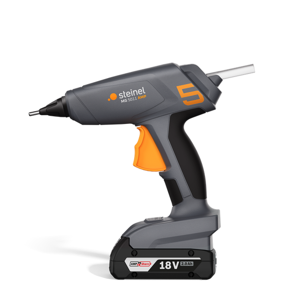 Graue Duschwanne auf weißen Kieselsteinen