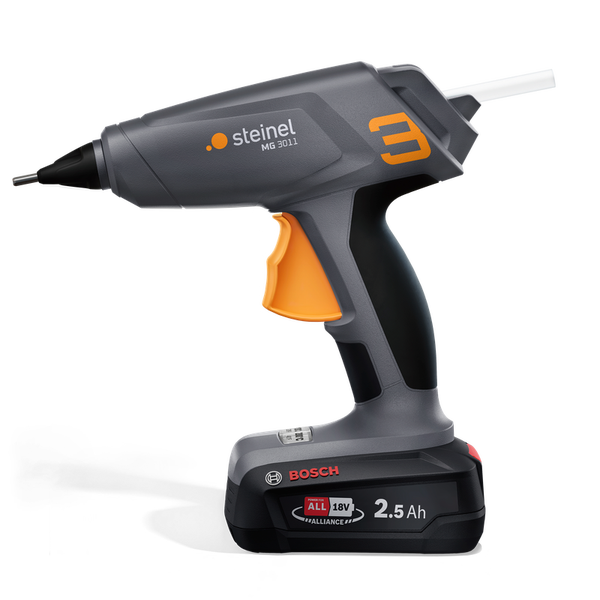 Schlafzimmer mit Korallentapete, Bett und Nachttisch