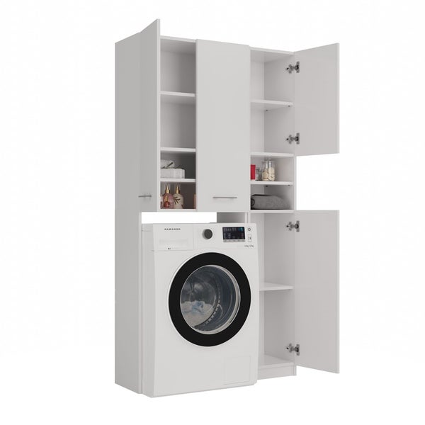 Waschmaschine mit weißen Waschmaschinenschrank und offenen Regalen
