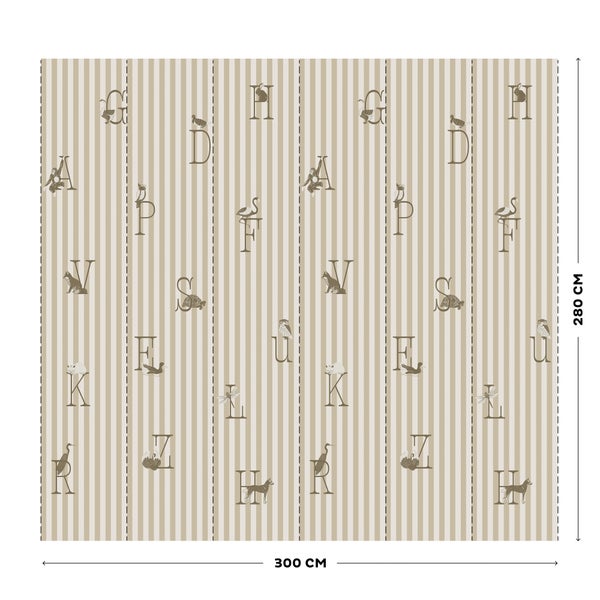 Gestreifte Fototapete mit Alphabet und Tiermotiven, 300 mal 280 Zentimeter.