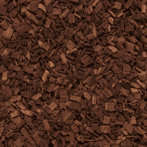 Nahaufnahme von braunem Rindenmulch oder Holzhackschnitzeln zur Bodenabdeckung im Garten.