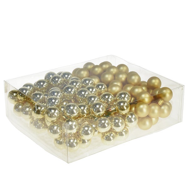 Karton mit Christbaumkugeln aus Kunststoff